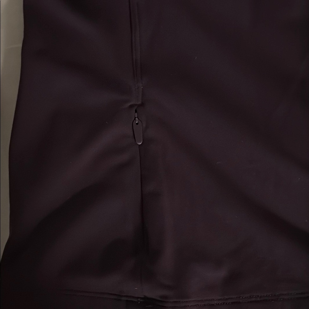 Lululemon Toasty Tech 1/2 Zip Size 6 with Gorgeous Sleeve Detail - Picture 10 of 12